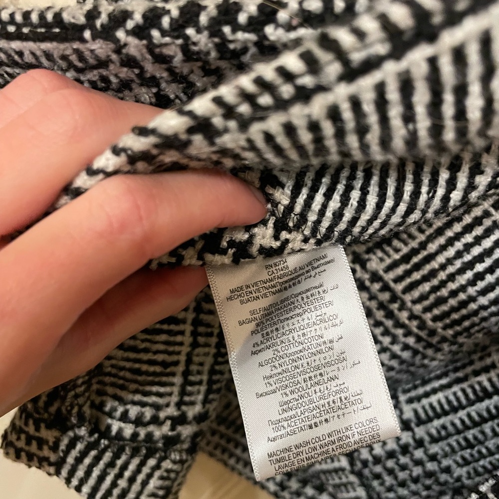 BCBGeneration Black & White Houndstooth Knit Belted Wrap Sleeveless Dress Jacket - Picture 6 of 7